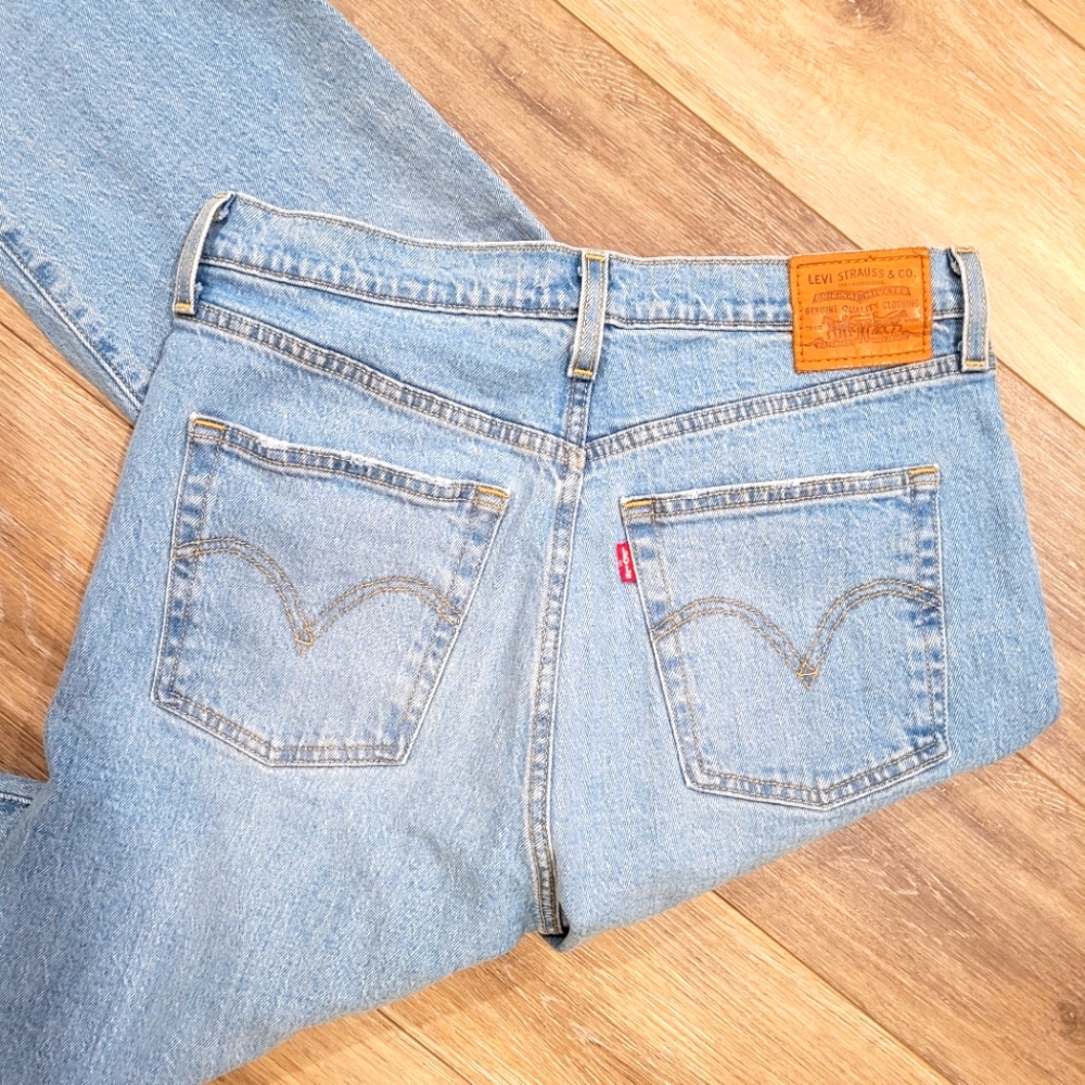 Levi Ribcage Straight - Light Wash Distressed - Size 31